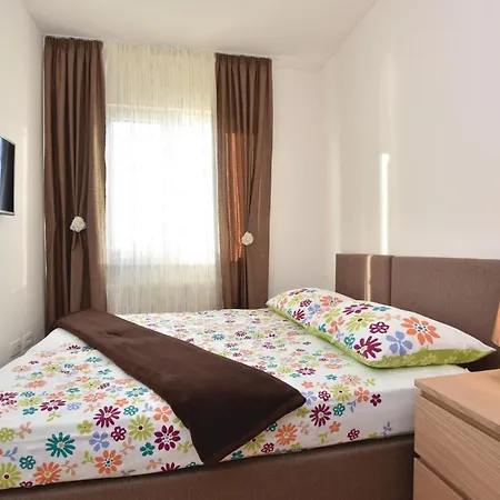 Apartment In Kastel Gomilica With Wifi Kastela
