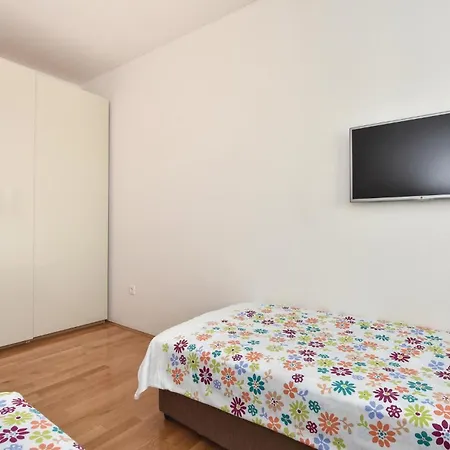 Apartment In Kastel Gomilica With Wifi Kastela