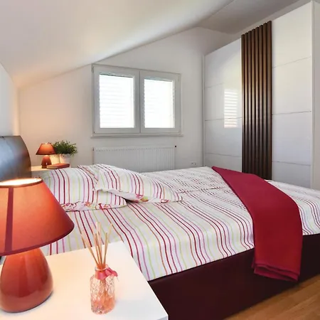 Three-bedroom In Kastel Gomilica Lejlighed *