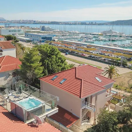 Lägenhet Three-bedroom In Kastel Gomilica