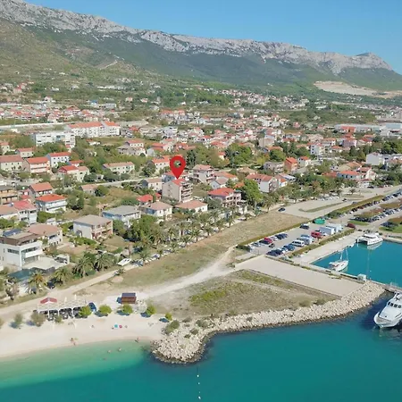 Three-bedroom In Kastel Gomilica Lägenhet