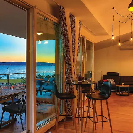 Three-bedroom In Kastel Gomilica Lejlighed