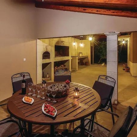 Three-bedroom In Kastel Gomilica *