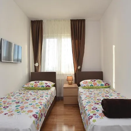 Three-bedroom In Kastel Gomilica *