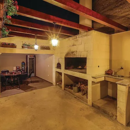 Three-bedroom In Kastel Gomilica * Kaštela