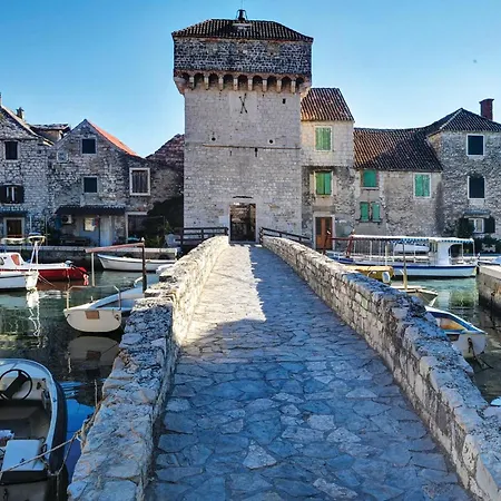 Lejlighed Three-bedroom In Kastel Gomilica *