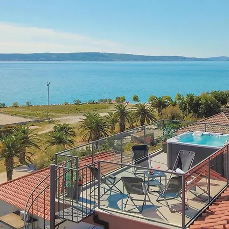 Three-bedroom In Kastel Gomilica *
