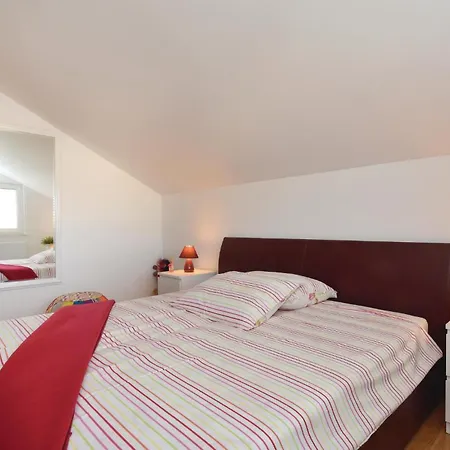 Three-bedroom In Kastel Gomilica *